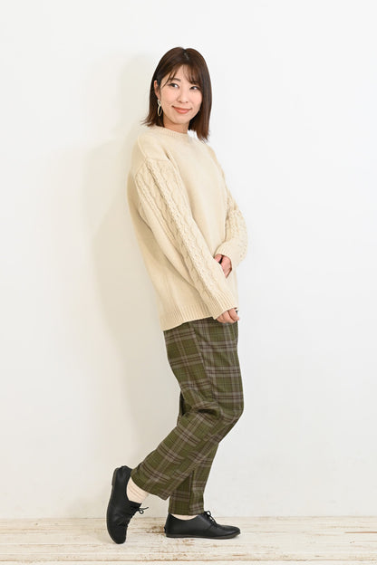 ほっこりカラーの袖ケーブルニット