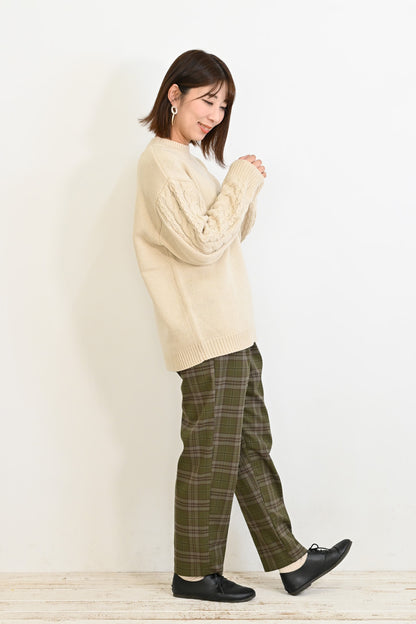 ほっこりカラーの袖ケーブルニット