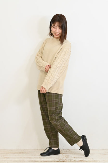 ほっこりカラーの袖ケーブルニット