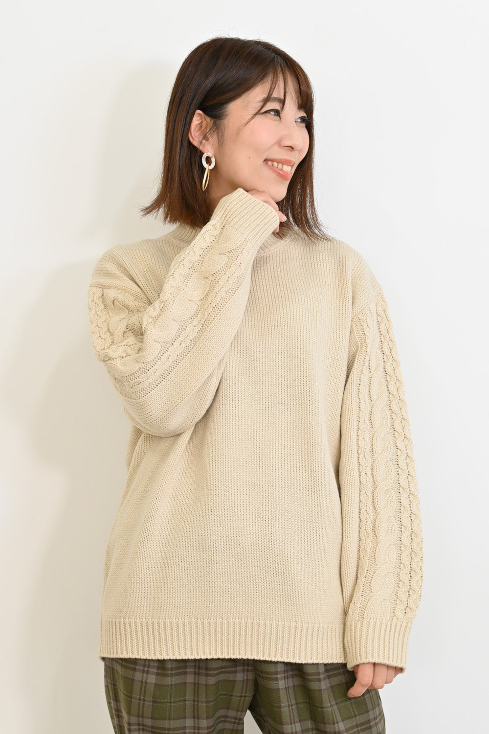 ほっこりカラーの袖ケーブルニット
