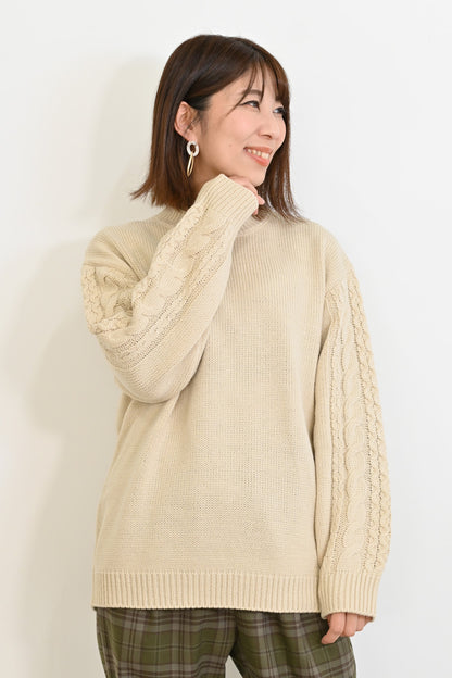 ほっこりカラーの袖ケーブルニット