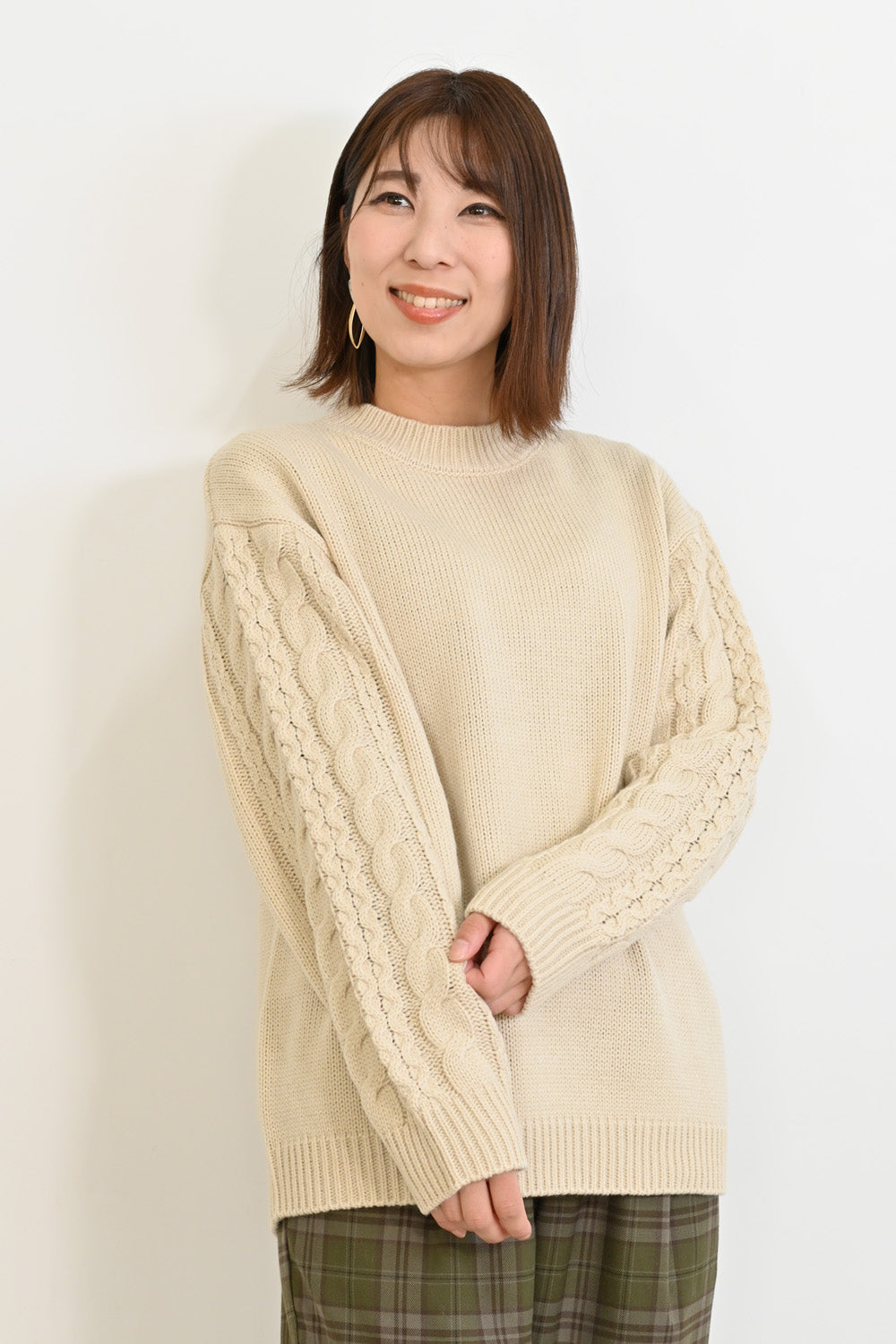 ほっこりカラーの袖ケーブルニット