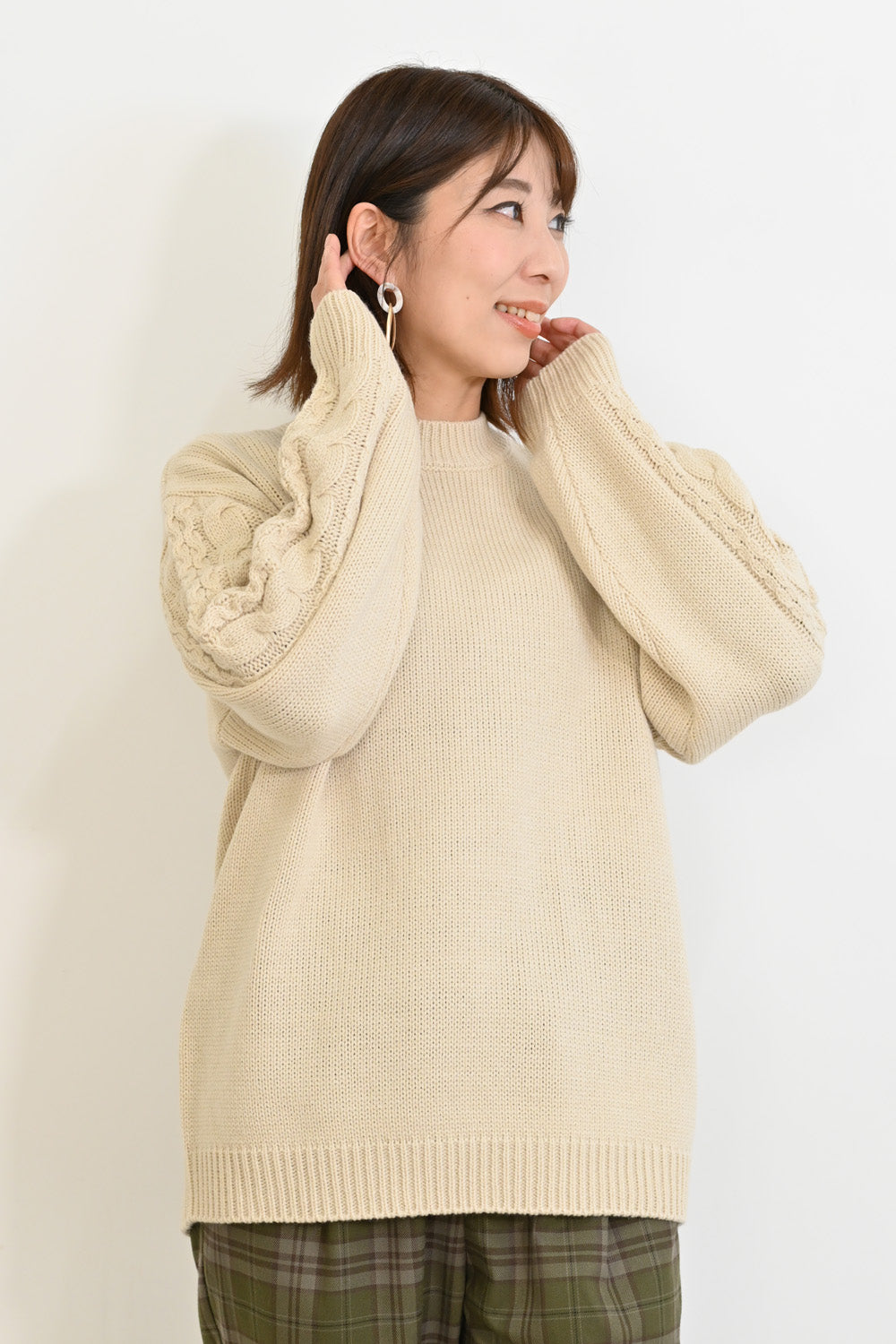 ほっこりカラーの袖ケーブルニット