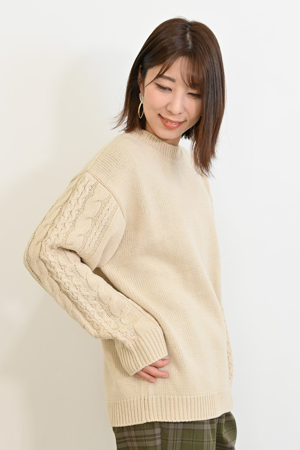 ほっこりカラーの袖ケーブルニット