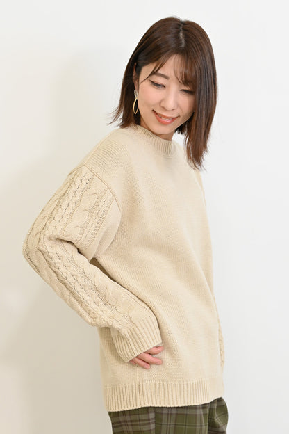 ほっこりカラーの袖ケーブルニット