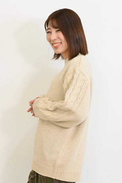 ほっこりカラーの袖ケーブルニット