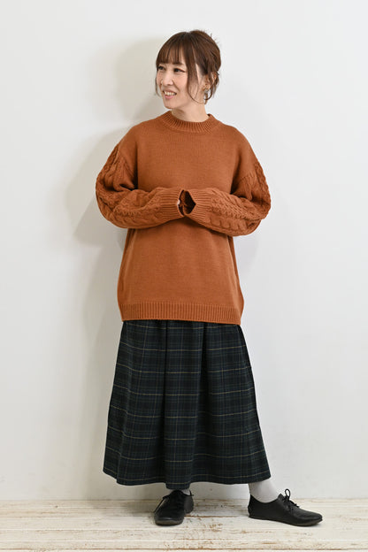 ほっこりカラーの袖ケーブルニット