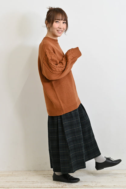 ほっこりカラーの袖ケーブルニット
