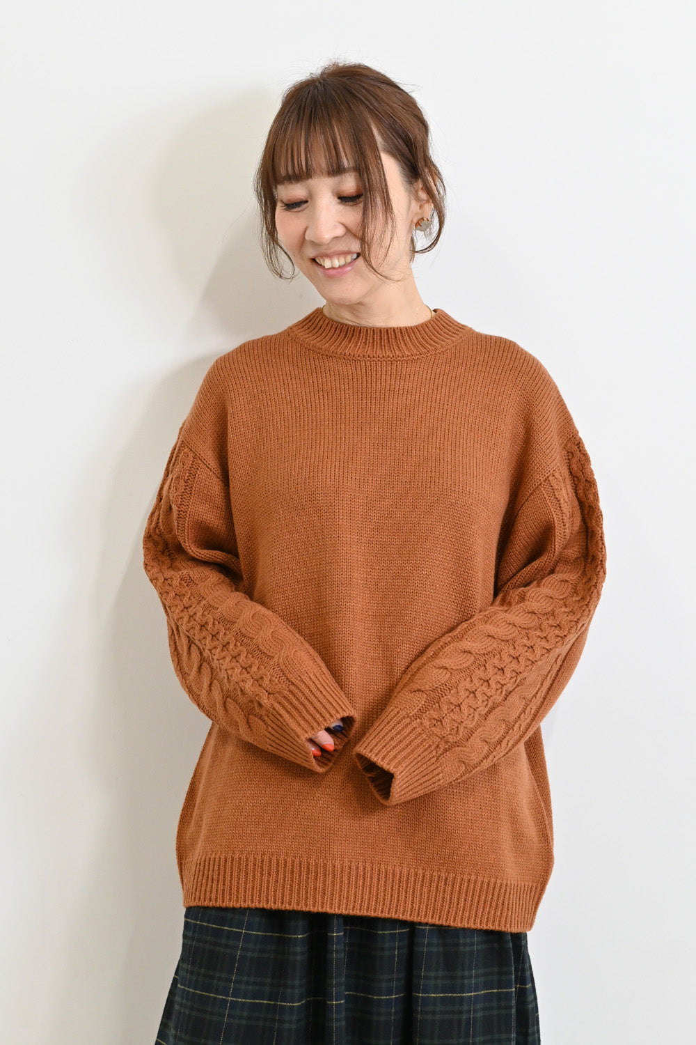 ほっこりカラーの袖ケーブルニット