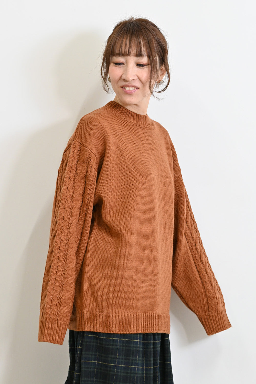 ほっこりカラーの袖ケーブルニット