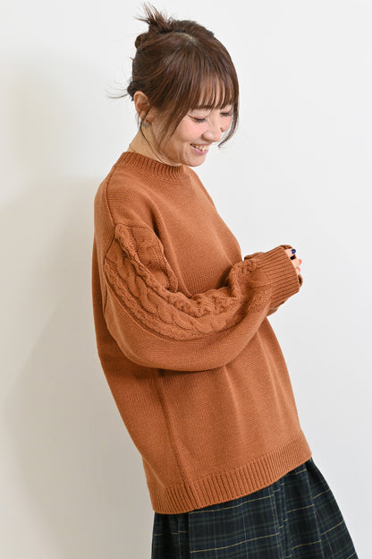 ほっこりカラーの袖ケーブルニット