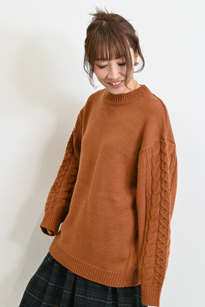 ほっこりカラーの袖ケーブルニット