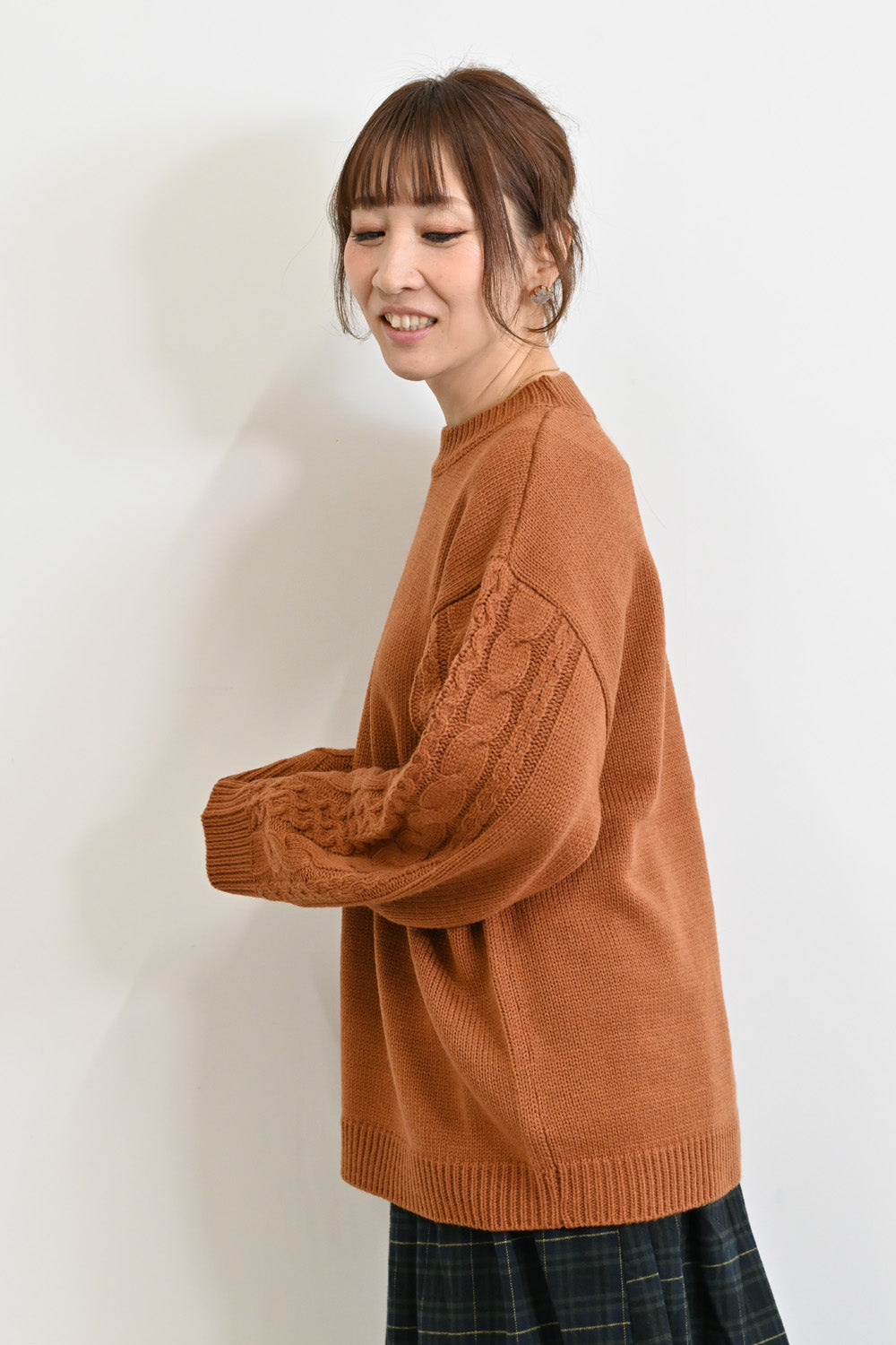 ほっこりカラーの袖ケーブルニット