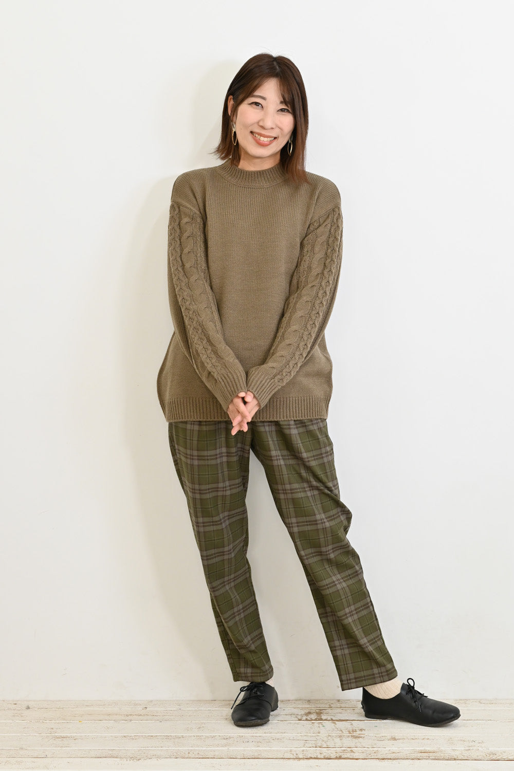 ほっこりカラーの袖ケーブルニット