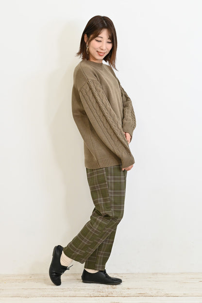 ほっこりカラーの袖ケーブルニット