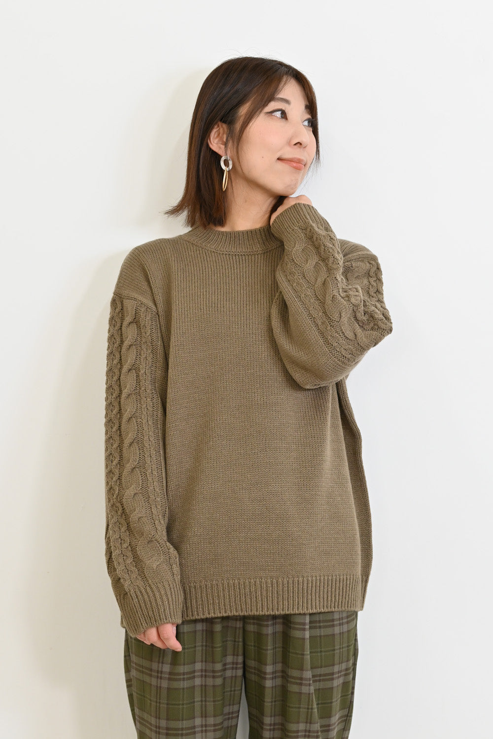 ほっこりカラーの袖ケーブルニット