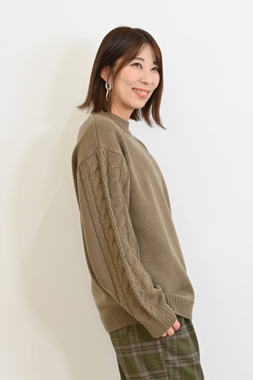 ほっこりカラーの袖ケーブルニット