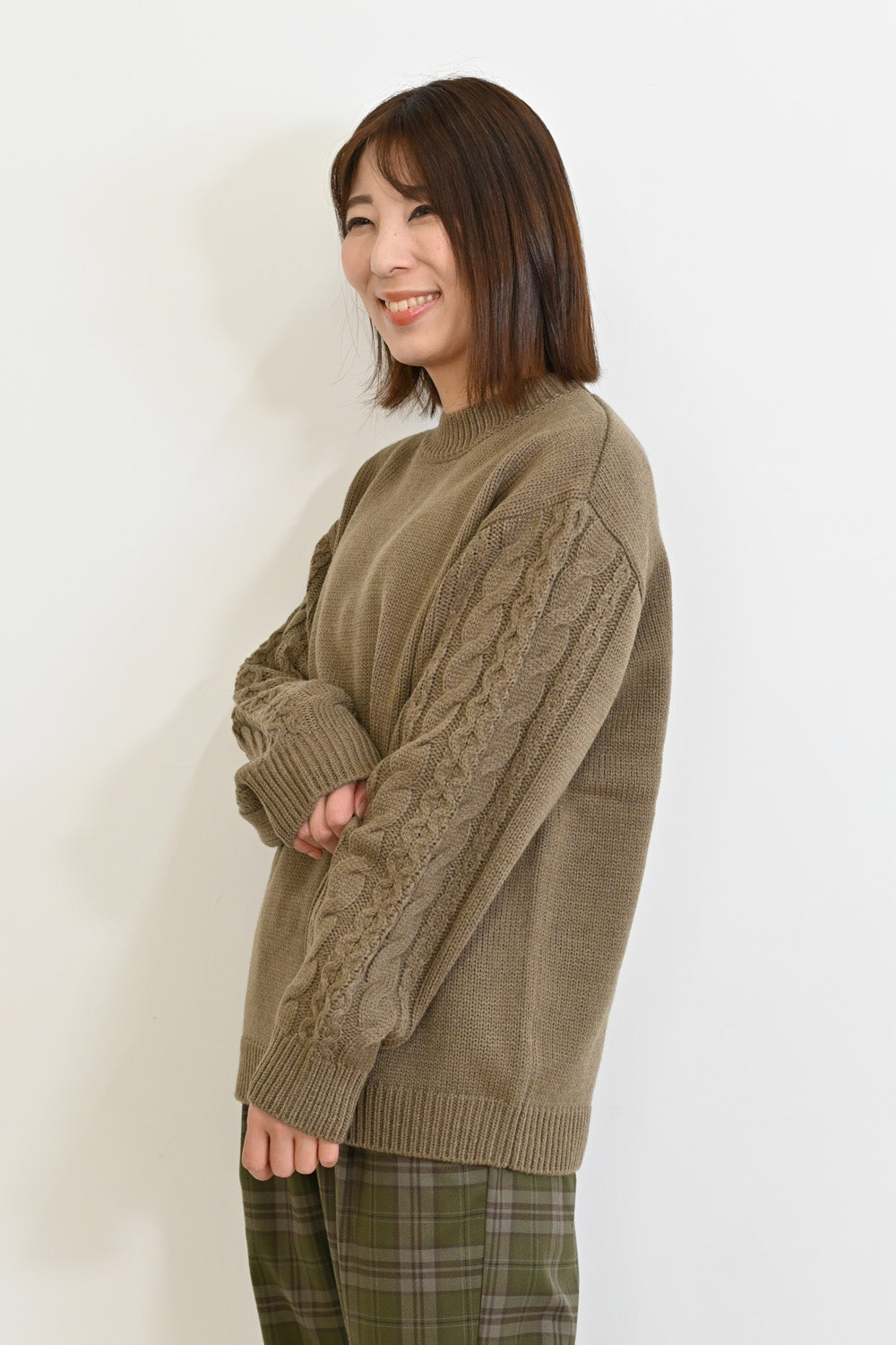 ほっこりカラーの袖ケーブルニット