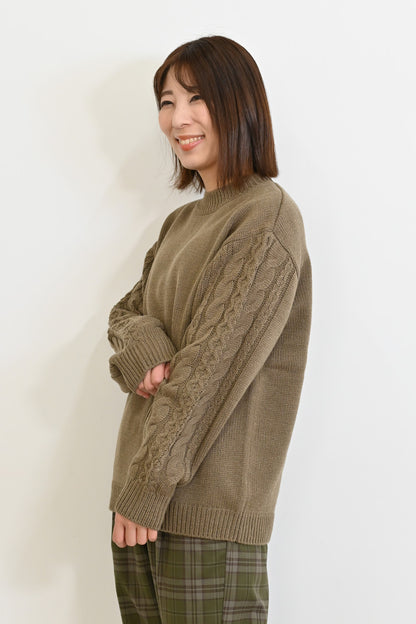 ほっこりカラーの袖ケーブルニット