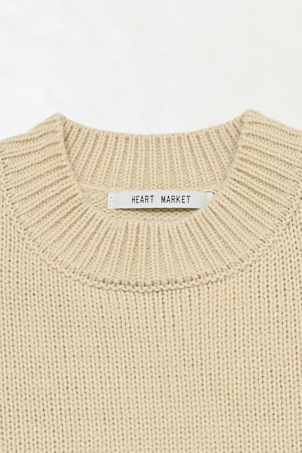 ほっこりカラーの袖ケーブルニット