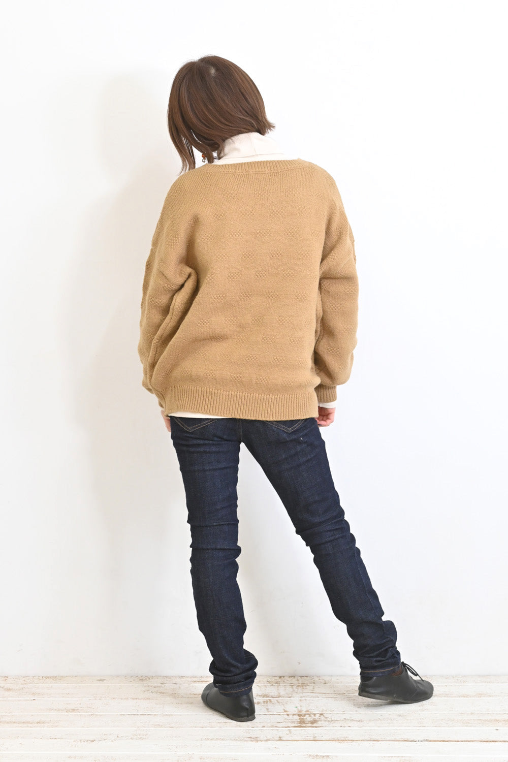 しかくい柄のVネックドルマンプルオーバー