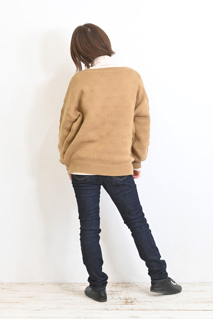 しかくい柄のVネックドルマンプルオーバー