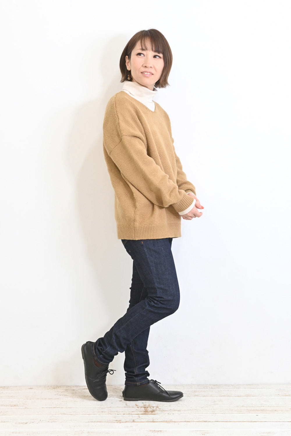 しかくい柄のVネックドルマンプルオーバー