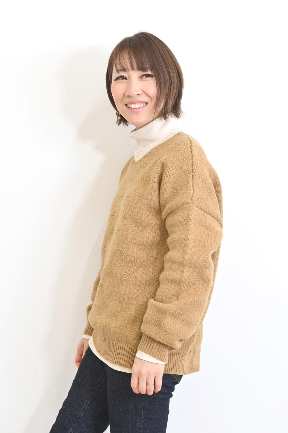 しかくい柄のVネックドルマンプルオーバー