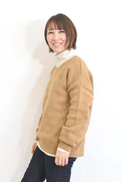 しかくい柄のVネックドルマンプルオーバー