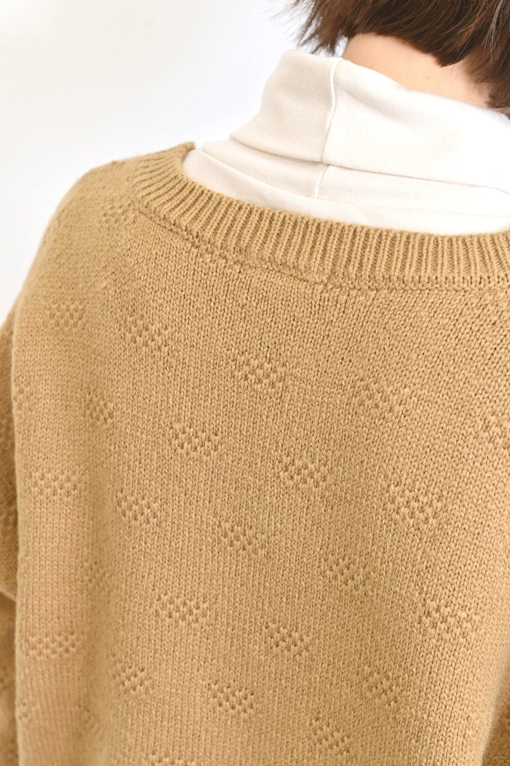 しかくい柄のVネックドルマンプルオーバー