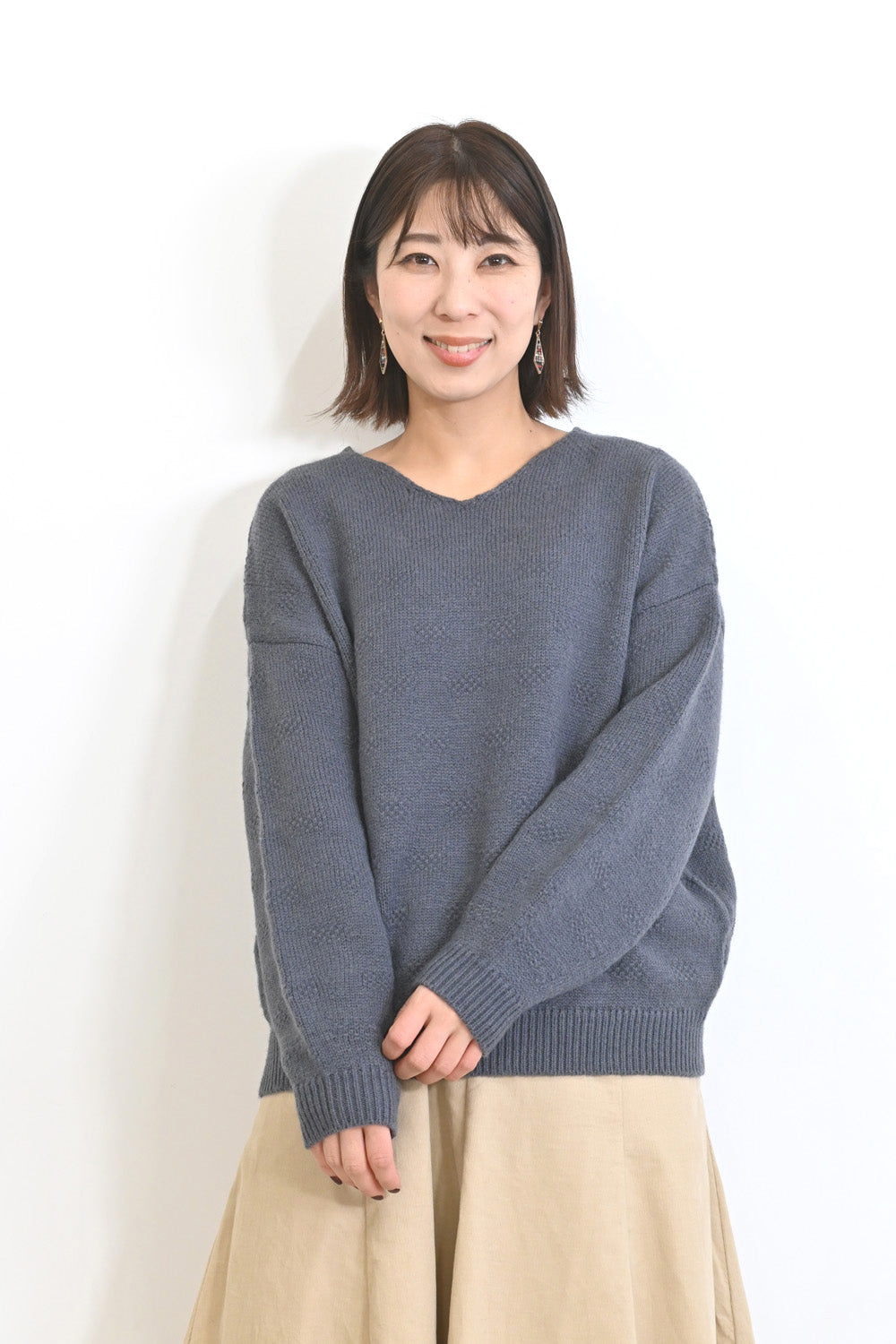 しかくい柄のVネックドルマンプルオーバー