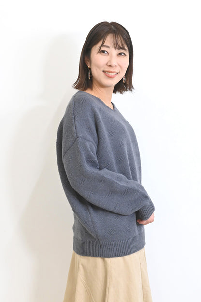しかくい柄のVネックドルマンプルオーバー