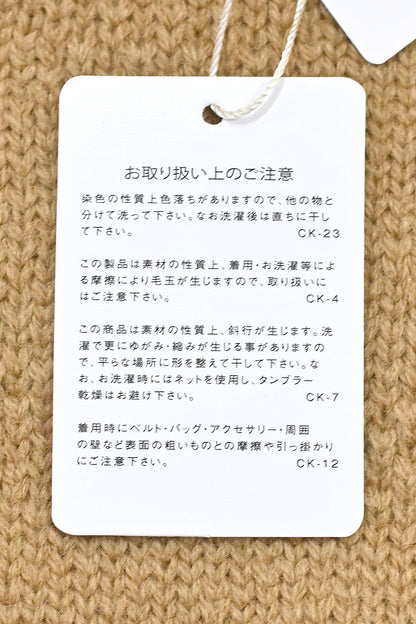 しかくい柄のVネックドルマンプルオーバー